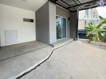 *****ทาวน์เฮ้าส์มือสอง โครงการ พฤกษาวิลล์ ลาดกระบัง-ประชาพัฒนา เนื้อที่ 21.70 ตร.ว. พื้นที่ใช้สอย 120 ตร.ม. ฟังก์ชัน 4 ห้องนอน 2 ห้องน้ำ 1 ที่จอดรถ ตั้งบนทำเลดี หน้าโครงการติดถนนใหญ่ "ลาดกระบัง" ใกล้สนามบิน "สุวรรณภูมิ" เชื่อมต่อถนนประชาพัฒนา, ถนนหลวงแพ่ง, ถนนลาดกระบัง, ถนนกิ่งแก้ว ใกล้รถไฟฟ้าแอร์พอร์ตลิ้งค์ "สถานีลาดกระบัง" และจุดขึ้นมอเตอร์เวย์ "กรุงเทพ-ชลบุรี"